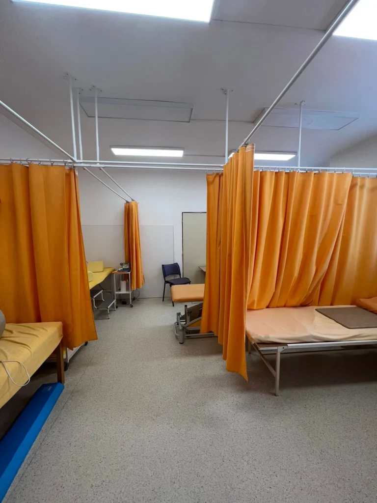 Místnost pro fyzikální terapii – J&J Rehab, rehabilitace Ostrava